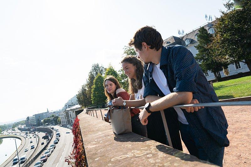 Studierende blicken in Richtung der Saarbrücker Innenstadt.
